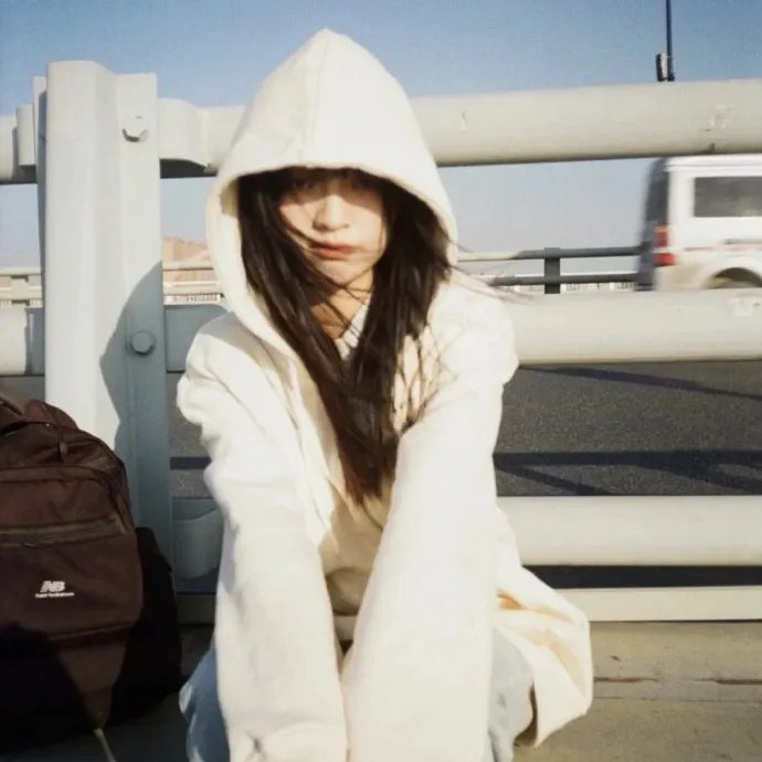 一抹丹砂映清辉